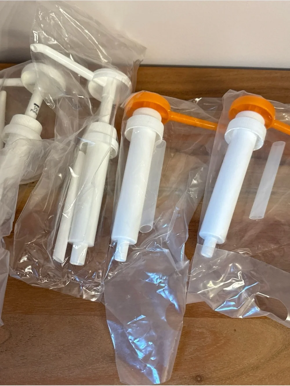 New DUNKIN DONUTS Orange &White 64 oz pump lot of 4 swirl shot pumps only Sealed